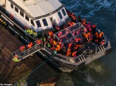 Pequenos barcos estão despejando migrantes através dos portos do Reino Unido e em solo britânico depois de apenas 30 minutos de verificação de segurança