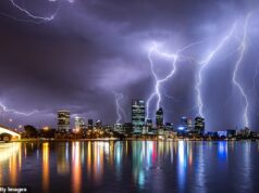 Duas estudantes e um homem passeando com seu cachorro