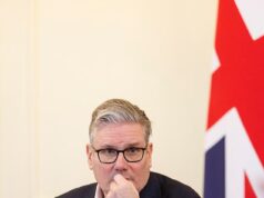 Essa é sua resposta final? Ministro diz que o acordo de ‘rendição’ de Chagos irá ‘100%’ prosseguir, apesar da oposição dos EUA e da confusão sobre se a legislação ‘pausou’