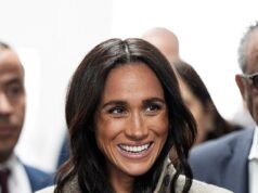 Meghan usa ferrugem! A Duquesa troca roupas de grife por uma jaqueta de £ 109 na Jordânia – e abandona sua pilha habitual de pulseiras e diamantes