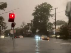 Inundações repentinas perigosas atingiram Sydney, deixando os passageiros presos por horas