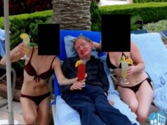 Um grupo de jovens ‘provavelmente vítimas de Epstein’ aparece misteriosamente em um evento científico com a presença do físico vencedor do Prêmio Nobel Stephen Hawking.