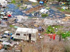 Viajantes deixam a ‘zona de guerra’: lixo, fraldas sujas e caravanas incendiadas deixadas para trás depois que o conselho os expulsa de locais ilegais
