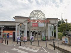 Gerente de supermercado DEFICIENTE que falhou nos testes porque se recusou a fazer horas extras ganha um pagamento de £ 32.000