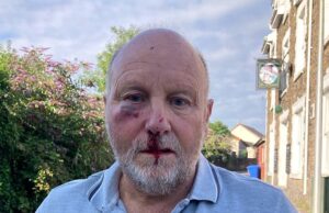 Motorista de van que quebrou a bochecha e a órbita ocular do avô depois de socá-lo por obedecer ao limite de velocidade de 32 km/h