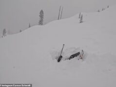 Um esquiador é retirado da neve profunda no Lago Tahoe um dia após uma avalanche mortal