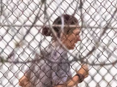 Ghislaine Maxwell cheira a BO e raramente toma banho atrás das grades, diz ex-colega de cela