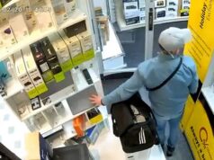 O ladrão desavergonhado do momento rouba o laptop em segundos enquanto distrai a equipe que tenta vender seu antigo