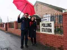 Mais de uma dúzia de ministros, incluindo Wes Streeting, foram convocados para bater de porta em porta sob uma chuva torrencial, enquanto os trabalhistas lutam para manter as eleições suplementares de Gorton e Denton no fio da navalha.