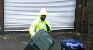 Coletores de lixo preguiçosos de DC foram fotografados jogando latas de lixo na rua em vez de esvaziá-las