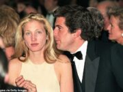 Carolyn Bessett Aborto Bombshell: Pela primeira vez, Maureen Callahan revela a conspiração verdadeiramente brutal para prender JFK Jr… a traição que ele levou para o túmulo… e por que tudo o que sabemos sobre ele é pura fantasia