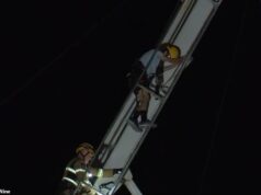 Um adolescente australiano foi resgatado de um guindaste depois que uma manobra nas redes sociais deu terrivelmente errado