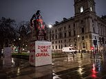 Ativistas pró-palestinos vandalizam estátua de Winston Churchill cantando ‘criminosos de guerra sionistas’