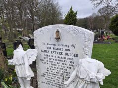 O túmulo de James Bulger foi profanado por vândalos enquanto sua mãe, de coração partido, faz um apelo urgente para encontrá-los