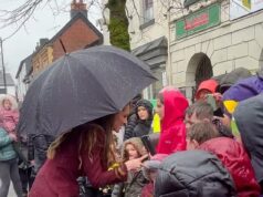 Como a caminhada espontânea de Kate na chuva conquistou centenas de fãs galeses: Princesa brinca com pedra, papel e tesoura enquanto aceita alegremente abraços e presentes de jovens simpatizantes encantados