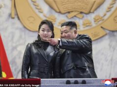 Kim Jong Un e sua filha, aparentemente herdeira, usam roupas combinando enquanto cantam junto com os artistas enquanto supervisionam um desfile militar enquanto a Coreia do Norte ‘poderia se reconciliar’ com os EUA