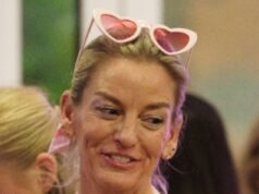 Professora de internato, 52 anos, suspensa por atividade sexual com menino após beberem álcool juntos em evento escolar com tema Barbie