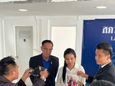 A ex-esposa tailandesa do bilionário britânico fundador da ASOS, que morreu de queda de seu apartamento no 17º andar, lançou uma batalha pela custódia de seus filhos com parentes enlutados.