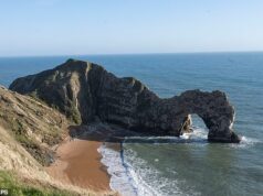 Icônica praia britânica fechada depois que degraus foram levados pela tempestade