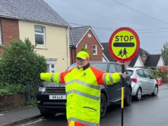 Os chefes do conselho criticam a amada senhora do pirulito de £ 7.000 por ano, afirma que uma passadeira é segura – para indignação de crianças e pais