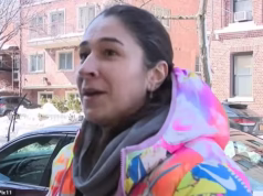 Enfurecido com a avalanche, o pequeno vizinho enterra deliberadamente o carro do vizinho em um monte profundo de neve.