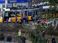 Pelo menos uma pessoa morreu e dezenas ficaram feridas depois que um bonde descarrilou e bateu em um prédio em Milão