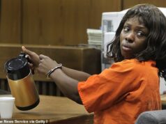 Dançarina que mentiu sobre estuprar Smiles para três jogadores de lacrosse de Duke enquanto caminhava em liberdade 14 anos depois de esfaquear o namorado até a morte