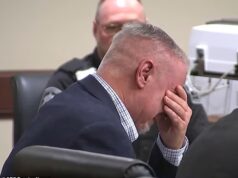 Pai da Geórgia chora enquanto o vídeo de seu julgamento mostra o corredor do filho do suposto atirador da escola perseguindo o dia em que quatro vítimas foram mortas