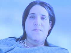 Gritos e pânico na ligação para o 911 depois que mãe da Carolina do Norte foi acusada de assassinar um de seus filhos e tentar matar outro