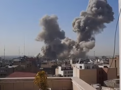 Mulheres riem ao perceberem que o complexo do líder supremo do Irã foi atingido em Teerã – já que o destino de Khamenei permanece incerto