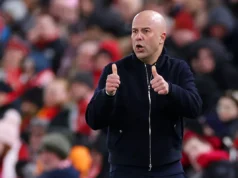 Arne Slott pede ação mais forte contra o racismo após abuso de Vinicius