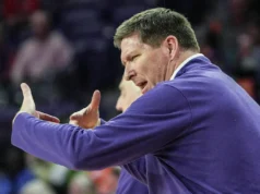 O basquete Clemson encerrou sua seqüência de derrotas com uma grande vitória sobre Louisville