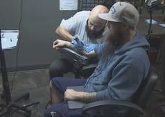 Super fãs dos Seahawks fazem tatuagens para comemorar a vitória do Super Bowl