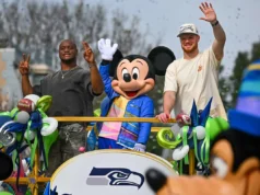As estrelas dos Seahawks, Sam Darnold e Kenneth Walker III, comemoram sua vitória no Super Bowl com um giro no passeio Mad Tea Party da Disneylândia