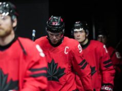 O canadense Connor McDavid recebe elogios sinceros de MVP olímpico de Sidney Crosby