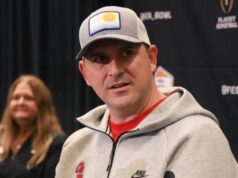 O técnico Ole Miss testemunha que o futebol vem antes dos pais na selvagem troca de tribunais em Trinidad Chambliss