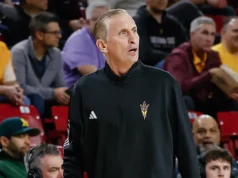Bobby Hurley cai no chão no confronto Arizona State-TCU