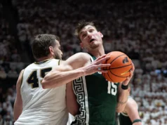 Celebração no vestiário de basquete do estado de Michigan após a vitória de Purdue