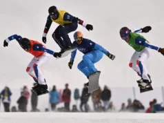 Acabamentos fotográficos, DQs chocantes e um ataque de 44 anos: snowboard cross proporciona puro caos olímpico