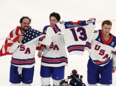 Os campeões de hóquei da equipe dos EUA prestam uma homenagem comovente aos irmãos Gaudreau e levam seus filhos para o gelo