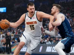 A tensão aumenta entre Nuggets e Thunder depois que OKC comete falta em Nikola Jokic
