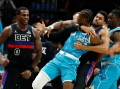 Stewart suspendeu 7 jogos e outros 3 jogadores foram punidos por brigar no jogo Pistons-Hornets