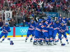 A seleção masculina de hóquei dos EUA se inspira nas mulheres que conquistaram o ouro nas Olimpíadas de Milão