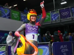 Julia Taubitz em primeiro e Merle Frabel em segundo no meio da corrida olímpica de luge feminino