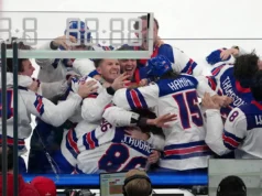 Jogadores de hóquei da equipe dos EUA comemoram medalha de ouro em viagem ao hotspot de Miami