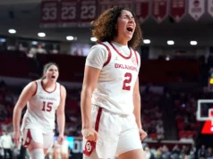 Oklahoma Sooners domina Arkansas com quinta vitória consecutiva