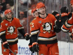 Kreider venceu Hellebuyck no OT para colocar os Ducks na frente dos Jets por 5-4