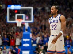 O guarda estrela do Kansas, Darrin Peterson, está atrasado para o confronto contra o número 1 do Arizona, com sintomas semelhantes aos da gripe.