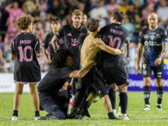 Lionel Messi é um torcedor sem camisa que invade o campo