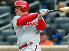 Os pais aparentemente contrataram o ex-rebatedor de 34 homers do Phillies durante uma visita surpresa ao clube.